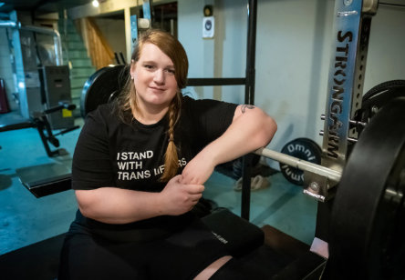 Chica grande powerlifter en el gimnasio